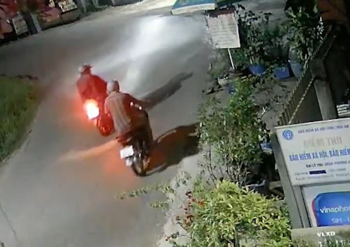 Truy xét 3 đối tượng xịt sơn quảng cáo trang web cờ bạc lên hàng chục ghế đá -0