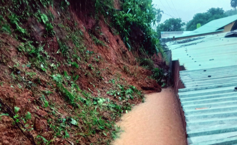 Mưa lớn gây sạt lở, ngập lụt làm tắc đường, sập nhà dân tại Quảng Nam -0