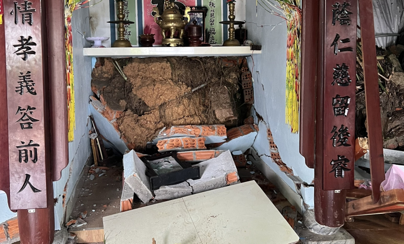 Mưa lớn gây sạt lở, ngập lụt làm tắc đường, sập nhà dân tại Quảng Nam -0