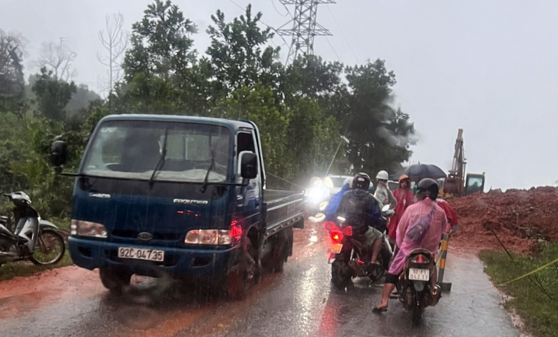 Mưa lớn gây sạt lở, ngập lụt làm tắc đường, sập nhà dân tại Quảng Nam -0