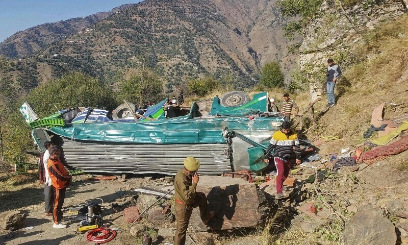 Xe bus lao xuống vách núi sâu 250m ở Ấn Độ, 30 người thiệt mạng -0