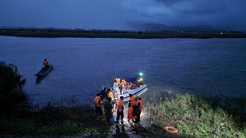 Lãnh đạo tỉnh Phú Yên đến hiện trường chỉ đạo tìm kiếm 2 nam sinh còn lại trong vụ chết đuối -0