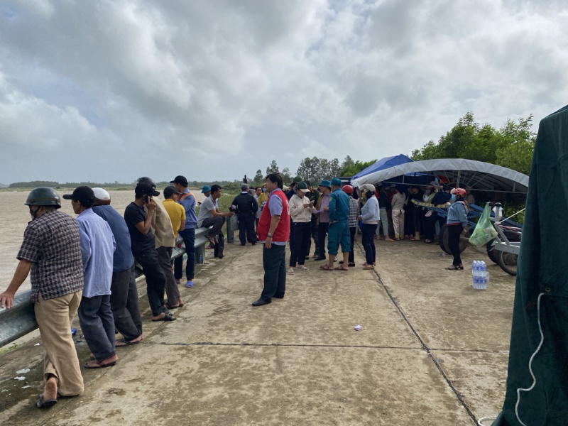 Lãnh đạo tỉnh Phú Yên đến hiện trường chỉ đạo tìm kiếm 2 nam sinh còn lại trong vụ chết đuối -0