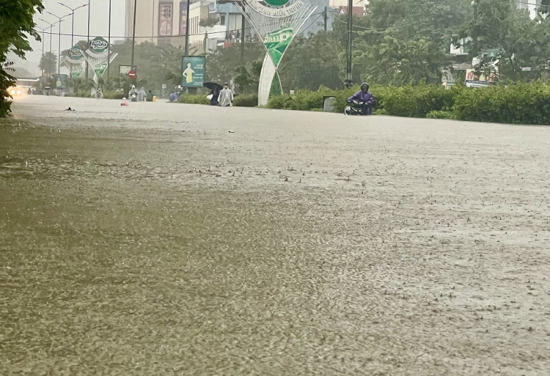 Nước lũ lên bất ngờ, cả trăm tuyến phố thành sông, học sinh toàn tỉnh nghỉ học -0