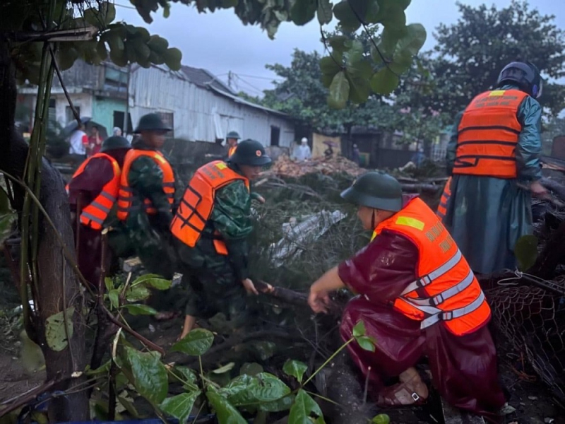 Nước lũ lên bất ngờ, cả trăm tuyến phố thành sông, học sinh toàn tỉnh nghỉ học -0