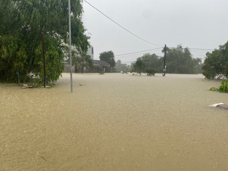 Nước lũ lên bất ngờ, cả trăm tuyến phố thành sông, học sinh toàn tỉnh nghỉ học -0