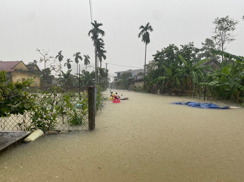 Nước lũ lên bất ngờ, cả trăm tuyến phố thành sông, học sinh toàn tỉnh nghỉ học -0