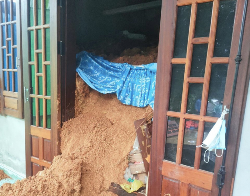 Lật thuyền giữa nước lũ chảy xiết, 2 người chết và mất tích -0