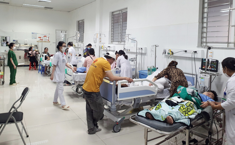 Hơn 50 học sinh của 2 trường tiểu học ở Kiên Giang nhập viên sau bữa trưa  -0