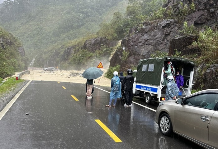 Dầm mưa, bám vùng sạt lở đèo để hỗ trợ người dân -0