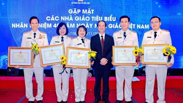 Hai nhà giáo CAND tiêu biểu được Bộ trưởng Bộ GD&ĐT tặng Bằng khen -0