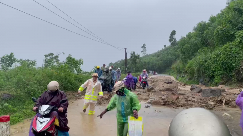 Cắm đỉnh đèo sạt lở giúp người dân -0