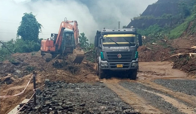 Xuất hiện hàng chục điểm sạt lở do mưa lớn, QL14E ách tắc hoàn toàn -0