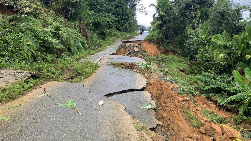 Xuất hiện hàng chục điểm sạt lở do mưa lớn, QL14E ách tắc hoàn toàn -0