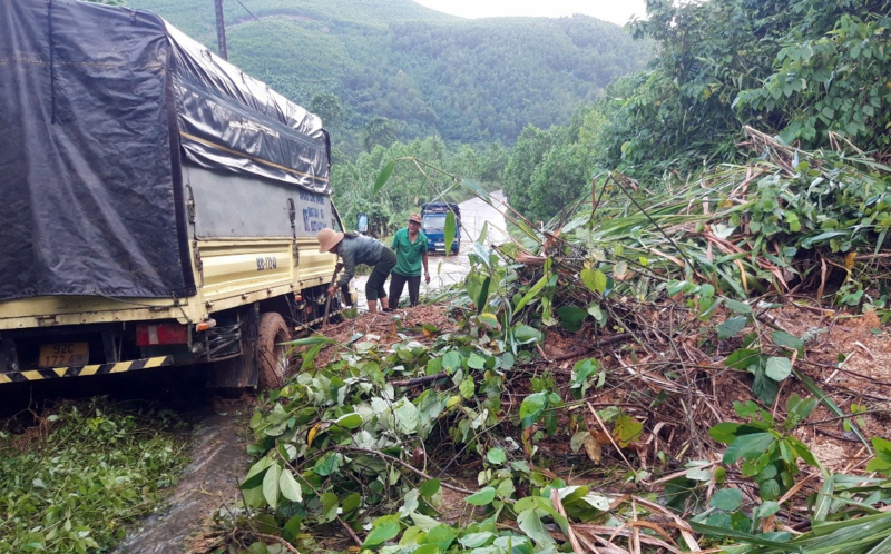 Xuất hiện hàng chục điểm sạt lở do mưa lớn, QL14E ách tắc hoàn toàn -0