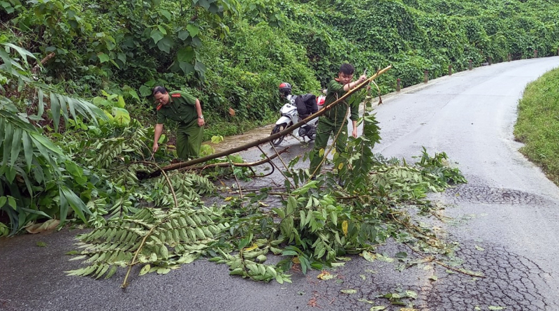 Xuất hiện hàng chục điểm sạt lở do mưa lớn, QL14E ách tắc hoàn toàn -0