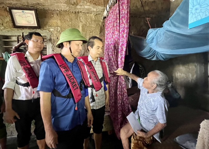 Thăm và tặng quà người dân vùng ngập lũ nặng -0