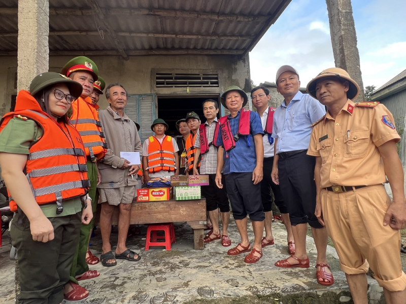 Thăm và tặng quà người dân vùng ngập lũ nặng -0