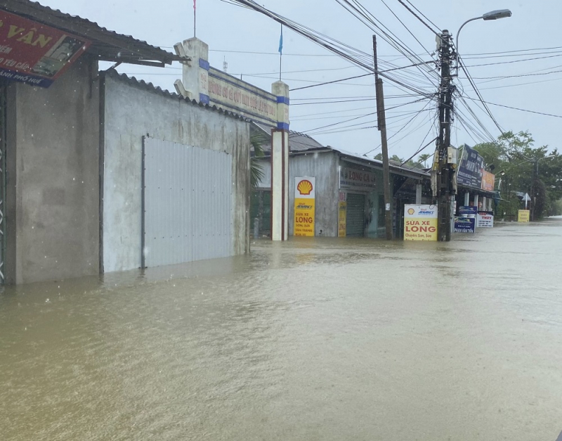 Thăm và tặng quà người dân vùng ngập lũ nặng -0