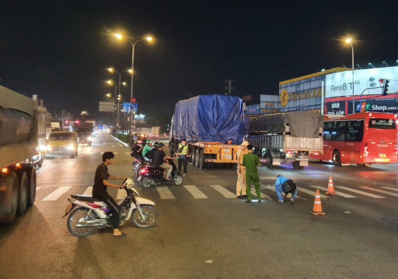 Điều khiển xe máy băng ngang đường bị xe đầu kéo cuốn vào gầm  -0