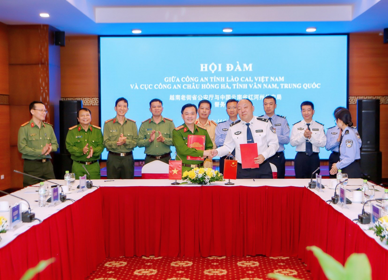 Công an tỉnh Lào Cai hội đàm với Cục Công an châu Hồng Hà (Trung Quốc) -0