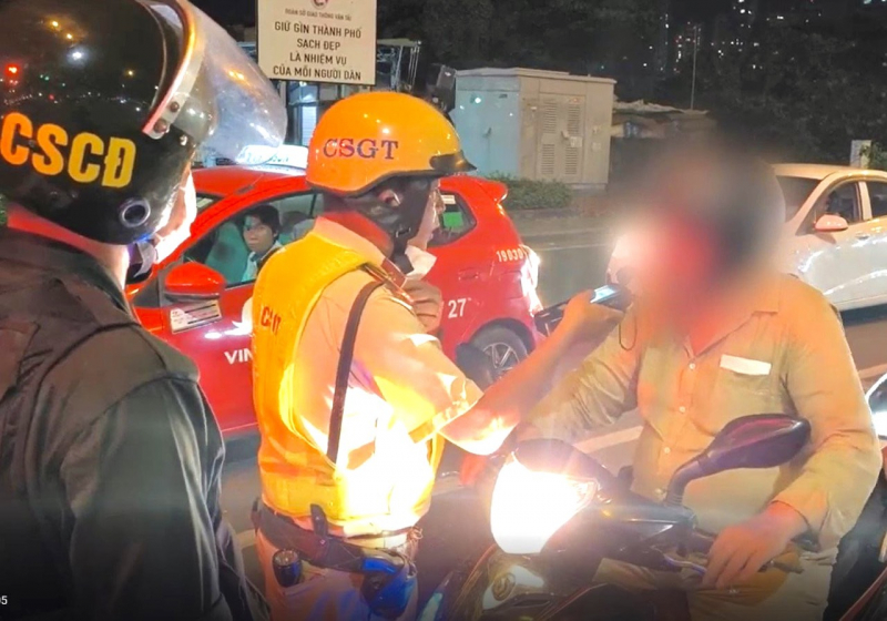 Một người nước ngoài vi phạm nồng độ cồn kịch khung bị tạm giữ phương tiện -0