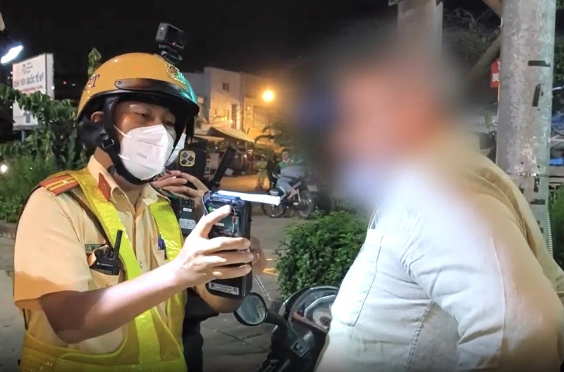 Một người nước ngoài vi phạm nồng độ cồn kịch khung bị tạm giữ phương tiện -0