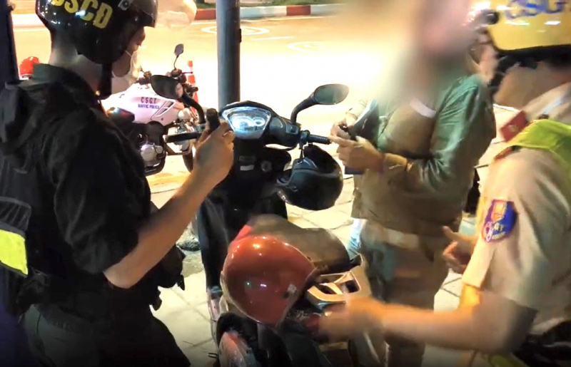 Một người nước ngoài vi phạm nồng độ cồn kịch khung bị tạm giữ phương tiện -0