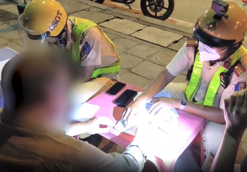 Một người nước ngoài vi phạm nồng độ cồn kịch khung bị tạm giữ phương tiện -1