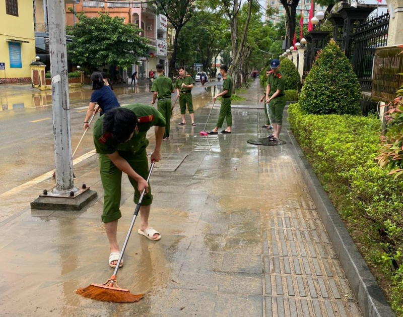 Tuổi trẻ Công an xứ Huế ra quân dọn vệ sinh sau mưa lũ -1