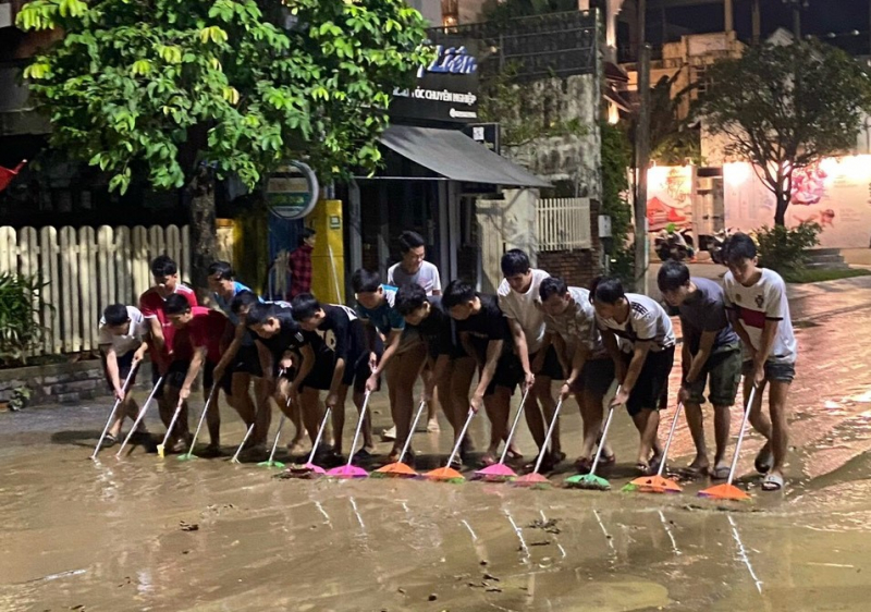 Tuổi trẻ Công an xứ Huế ra quân dọn vệ sinh sau mưa lũ -0