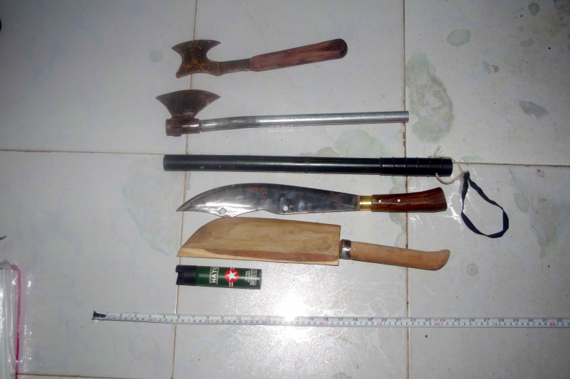 Mang theo “kho vũ khí” để đi đòi nợ -0