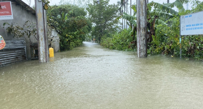 Công an dọn bùn non sau lũ trên phố, tìm thấy 2 thi thể mất tích -0