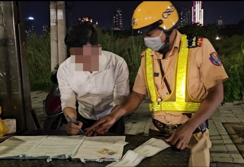 Đưa thẻ thang máy xưng phóng viên, cán bộ Sở ngoại vụ của một tỉnh khi bị kiểm tra nồng độ cồn -0