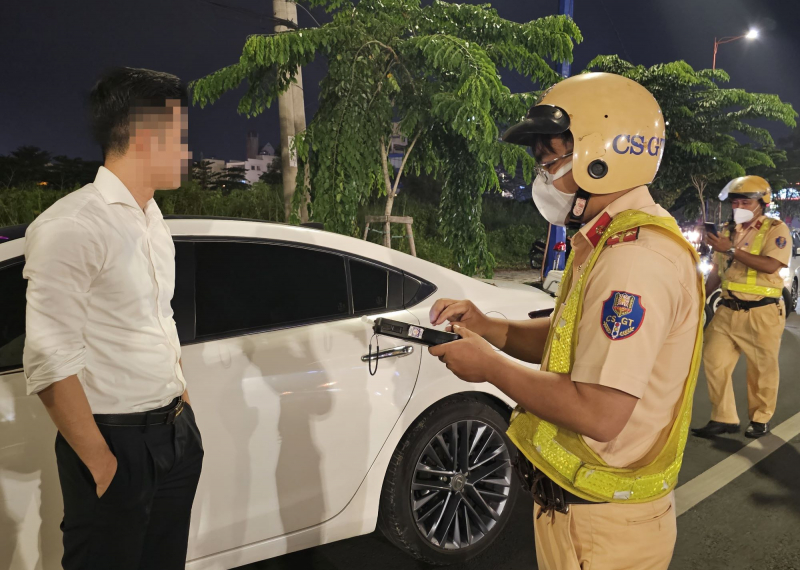 Đưa thẻ thang máy xưng phóng viên, cán bộ Sở ngoại vụ của một tỉnh khi bị kiểm tra nồng độ cồn -0