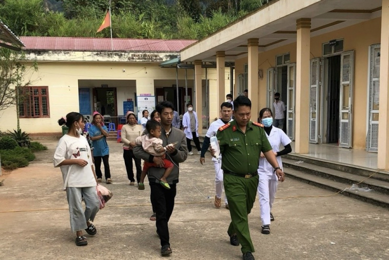 Công an xã Tá Bạ kịp thời đưa cháu bé 2 tuổi bị ngộ độc thuốc sâu đi cấp cứu -0
