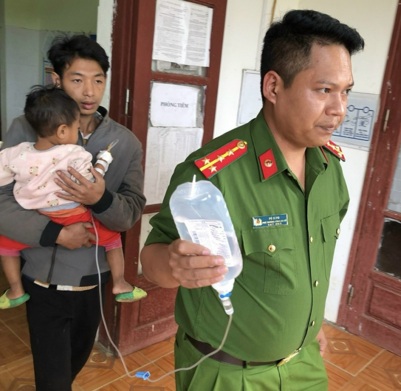 Công an xã Tá Bạ kịp thời đưa cháu bé 2 tuổi bị ngộ độc thuốc sâu đi cấp cứu -1
