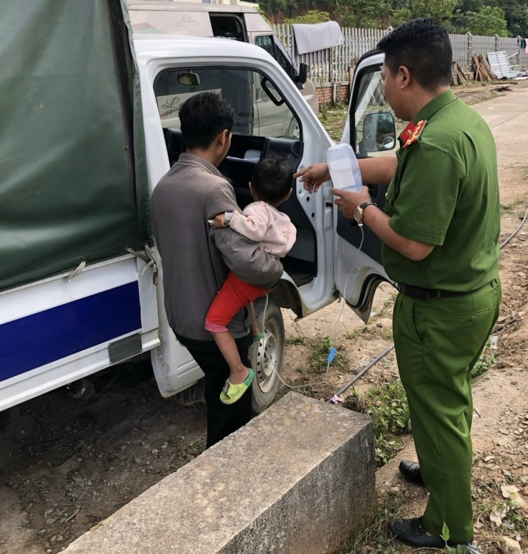 Công an xã Tá Bạ kịp thời đưa cháu bé 2 tuổi bị ngộ độc thuốc sâu đi cấp cứu -2