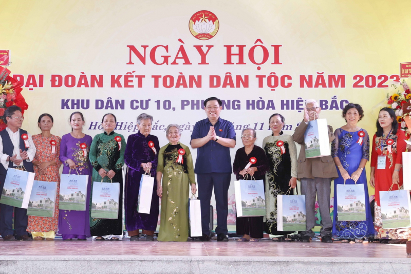 Giương cao ngọn cờ đại đoàn kết toàn dân tộc, xây dựng đất nước giàu mạnh -0