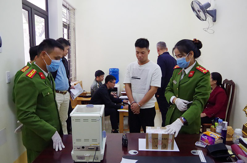2. lực lượng chức năng tiến hành cân tịnh số ma tuý thu giữ được tại nhà của đối tượng đỗ văn kiên.jpg -1