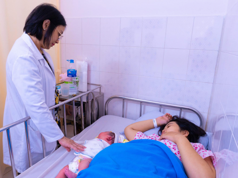 Sản phụ sinh “mèo vàng khổng lồ” hơn 6kg -0