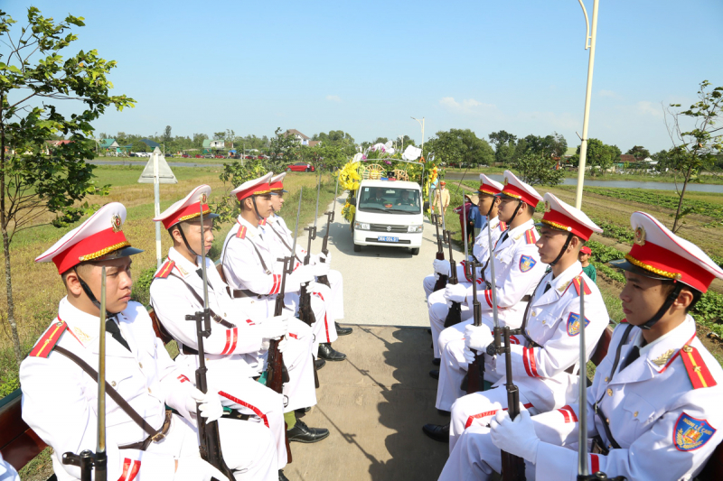 Giây phút đồng đội, nhân dân bịn rịn đưa tiễn Đại úy Trần Trung Hiếu về nơi an nghỉ -0