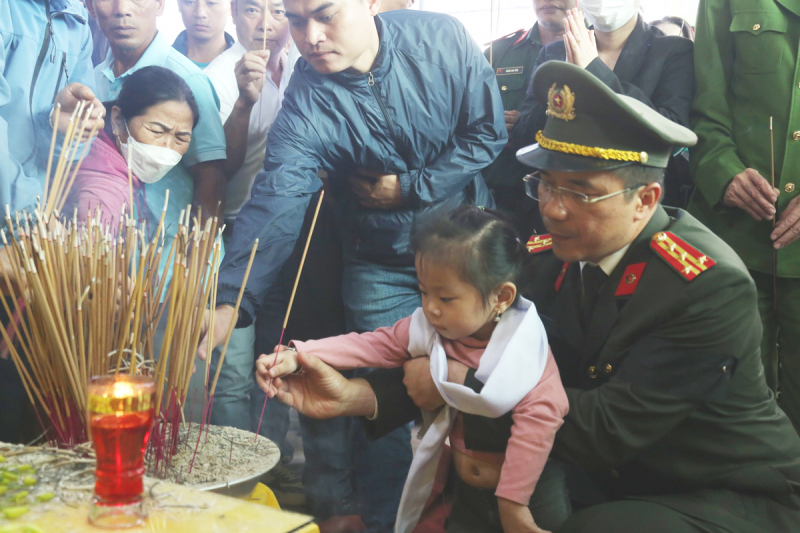 Giây phút đồng đội, nhân dân bịn rịn đưa tiễn Đại úy Trần Trung Hiếu về nơi an nghỉ -0