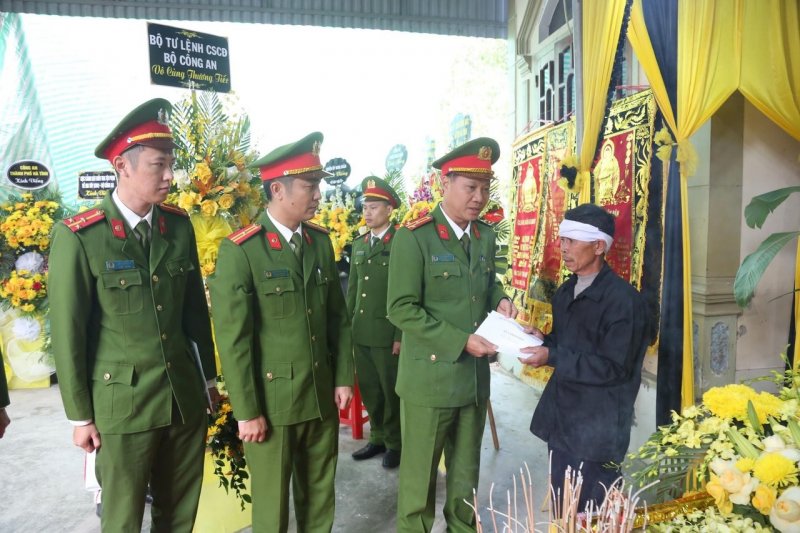 Thăm hỏi, động viên gia đình Đại úy công an hy sinh khi làm nhiệm vụ -0