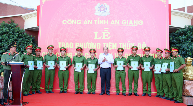 Công an tỉnh An Giang trao phương tiện cho Công an các đơn vị, địa phương -0