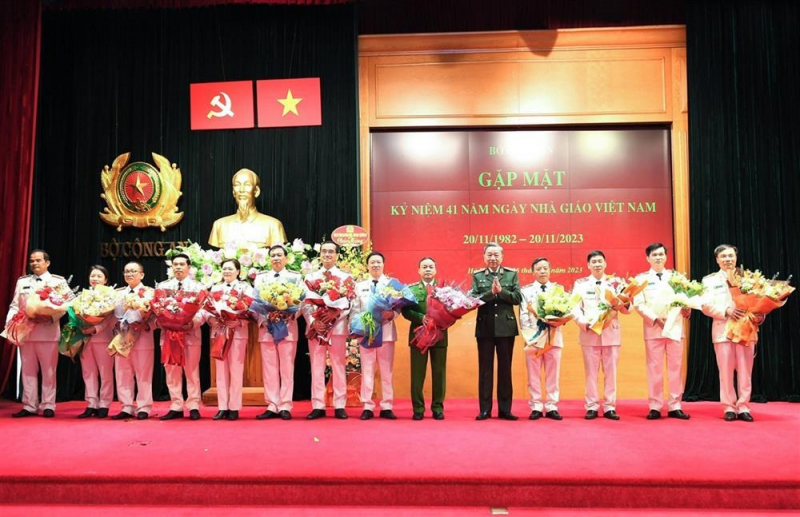 Minister To Lam hosts lecturers from public security educational and training institutions -0