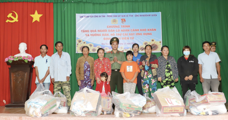 Tuổi trẻ Công an Sóc Trăng tổ chức an sinh xã hội, kích hoạt tài khoản dịnh danh điện tử -1