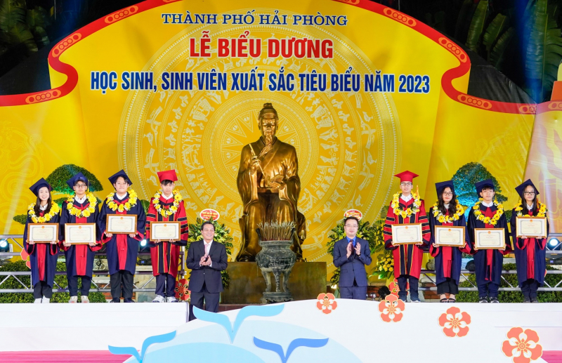 Hải Phòng chi 1,32 tỷ đồng biểu dương 132 học sinh, sinh viên tiêu biểu -0