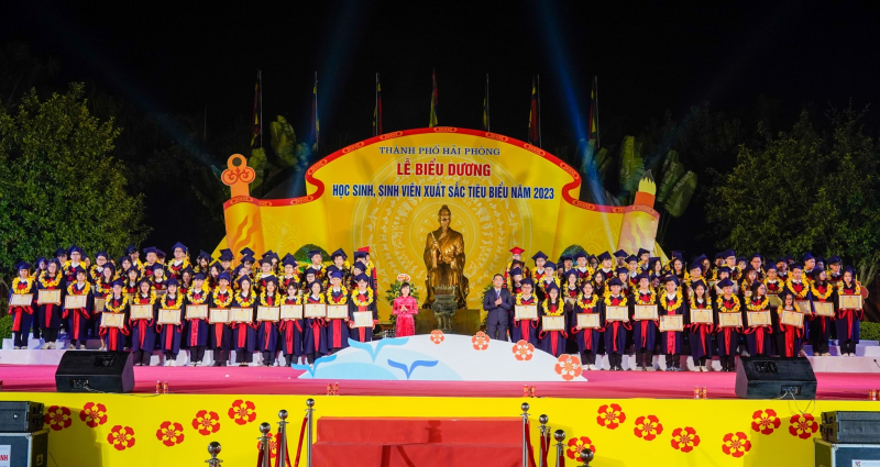 Hải Phòng chi 1,32 tỷ đồng biểu dương 132 học sinh, sinh viên tiêu biểu -0