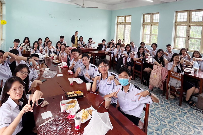 Gần 1.000 học sinh được nhà trường tặng quà nhân Ngày Nhà giáo Việt Nam -0